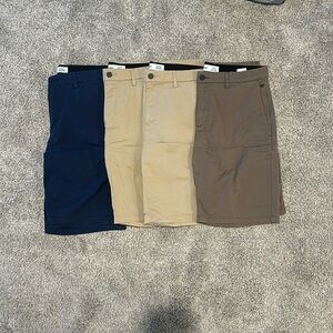 4 pairs Men’s Old Navy Ultimate Tech Slim-navy, 2 khaki, 1 brown